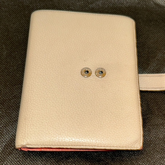 Loewe Calf Skin, Bi-fold Beige Light
Oat/Honey exterior . Papaya Interior. - Picture 3 of 13